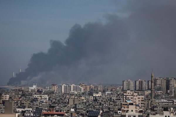 Góc nhìn từ thành phố Gaza: Khói đen bao phủ phía Israel của biên giới ở Gaza sau một loạt cuộc tấn công bằng hỏa tiễn từ Dải Gaza nhắm vào Israel vào sáng sớm hôm 07/10/2023. (Ảnh: Mohammed Abed/AFP qua Getty Images)