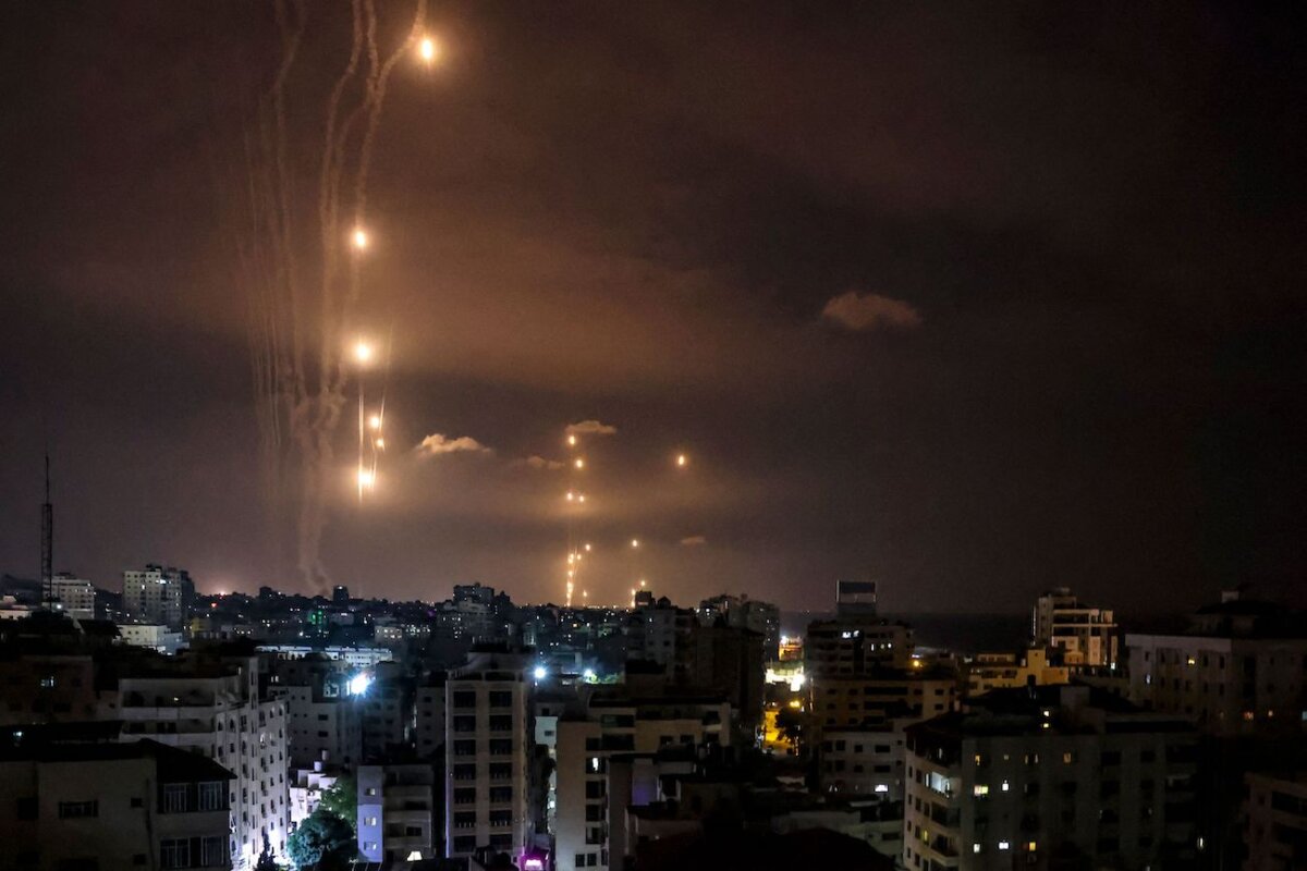 Hỏa tiễn do những kẻ khủng bố Hamas bắn từ thành phố Gaza đã bị hệ thống phòng thủ hỏa tiễn Vòm Sắt (Iron Dome) của Israel đánh chặn, hôm 07/10/2023. (Ảnh: Mohammed Abed/AFP qua Getty Images)