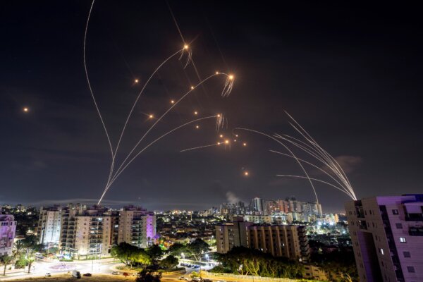 Hệ thống chống hỏa tiễn Iron Dome của Israel chặn hỏa tiễn phóng từ Dải Gaza, nhìn từ Ashkelon ở miền nam Israel, hôm 08/10/2023. (Ảnh: Amir Cohen/Reuters)