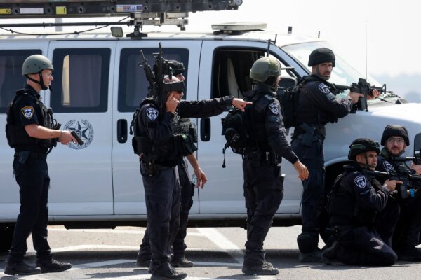 Lực lượng an ninh Israel tham gia một chiến dịch truy lùng phiến quân Hamas gần thành phố Ashkelon, phía nam Israel hôm 08/10/2023. (Ảnh: Menahem Kahana/AFP qua Getty Images)