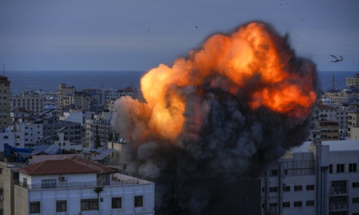 Lửa và khói bốc lên sau một cuộc không kích của Israel ở thành phố Gaza, hôm 08/10/2023. (Ảnh: Hatem Moussa/The Canadian Press/AP)