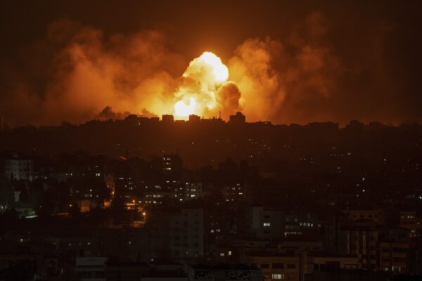 Lửa khói bốc lên sau cuộc không kích của Israel vào Thành phố Gaza, hôm 08/10/2023. (Ảnh: Fatima Shbair/AP Photo)