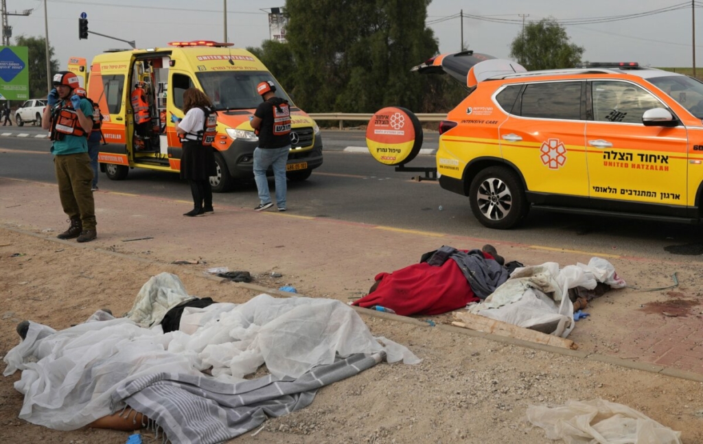 Thi thể của thường dân thiệt mạng trong các cuộc tấn công khủng bố của Hamas ở thành phố Sderot phía nam Israel hôm 07/10/2023. (Ảnh: Baz Ratner/AFP qua Getty Images)