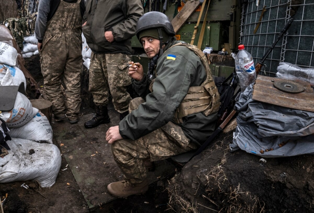 Một quân nhân Ukraine hút thuốc trong chiến hào ở tiền tuyến phía đông Kharkov, vào ngày 31/03/2022. (Ảnh: Fadel Senna/AFP qua Getty Images)