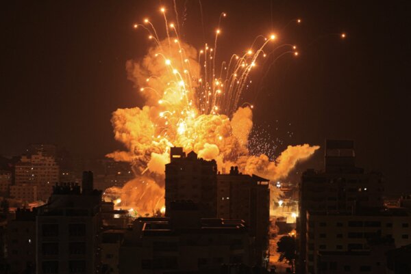 Một hỏa tiễn phát nổ ở thành phố Gaza trong một cuộc không kích của Israel hôm 08/10/2023. (Ảnh: Mahmud Hams/AFP qua Getty Images)