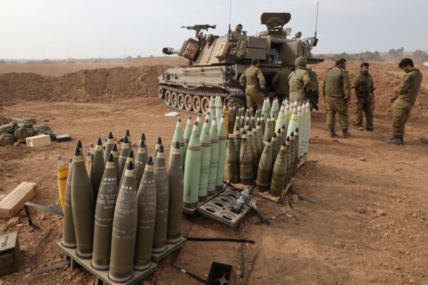 Đạn pháo được xếp cạnh một xe bọc thép khi binh lính Israel chiếm các vị trí gần biên giới với Gaza ở miền nam Israel hôm 09/10/2023. (Ảnh: Jack Guez/AFP qua Getty Images)