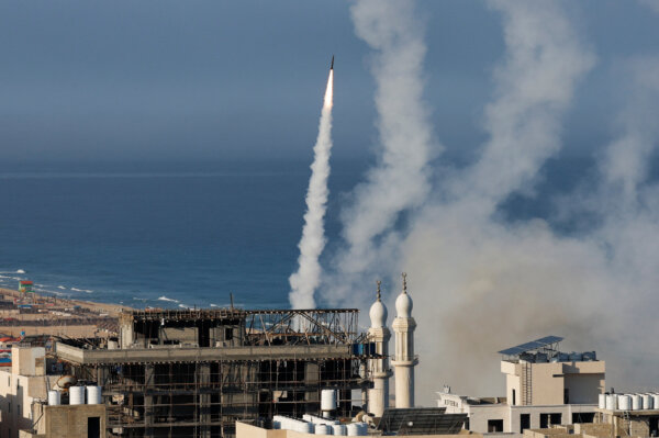 Phiến quân Palestine bắn hỏa tiễn vào Israel ở thành phố Gaza hôm 07/10/2023. (Ảnh: Mohammed Salem/Reuters)