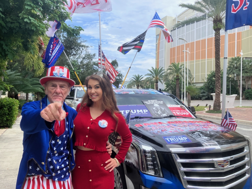 Hai cư dân Florida, ông Duane Schwingle (trái) và cô Cailin Greene đang chờ nghe bài diễn văn của cựu Tổng thống Donald Trump tại Trung tâm Hội nghị Quận Palm Beach ở West Palm Beach, Florida, hôm 11/10/2023. (Ảnh: Janice Hisle/The Epoch Times)