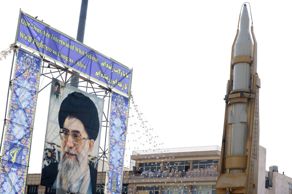 Một hỏa tiễn đất đối đất của Iran được trưng bày bên cạnh bức chân dung của nhà lãnh đạo tối cao Iran, Ayatollah Ali Khamenei, ở Tehran, Iran, hôm 27/09/2023. (Ảnh: Atta Kenare/AFP qua Getty Images)