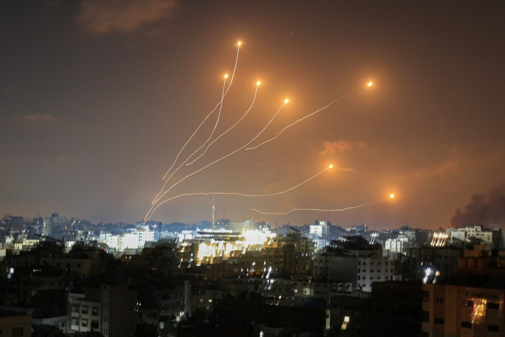 Hệ thống phòng không Vòm Sắt (Iron Dome) của Israel đánh chặn hỏa tiễn phóng từ Gaza hôm 11/10/2023. (Ảnh: Mahmud Hams/AFP qua Getty Images)