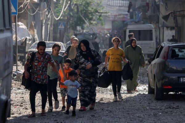 Người Palestine di tản khỏi một khu dân cư ở thành phố Gaza, hôm 11/10/2023. (Ảnh: Mohammed Abed/AFP qua Getty Images)