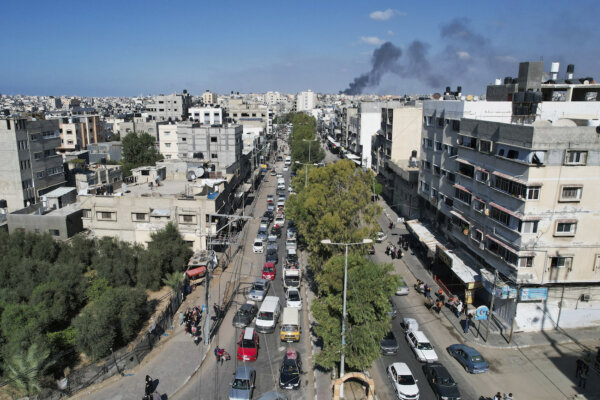 Người Palestine chạy trốn từ phía bắc Gaza xuống phía nam sau khi quân đội Israel đưa ra cảnh báo di tản trước một chiến dịch trên bộ có thể xảy ra của Israel, hôm 13/10/2023. (Ảnh: Hatem Moussa/AP)