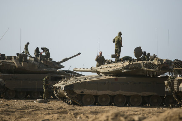Binh sĩ Israel đứng cạnh những chiếc xe tăng gần biên giới với Gaza Gần Sderot, Israel, hôm 14/10/2023. (Ảnh: Amir Levy/Getty Images)