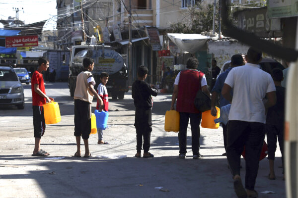 Người Palestine xếp hàng lấy nước tại trại tị nạn Rafah, phía nam Dải Gaza, hôm 15/10/2023. (Ảnh: Mohammed Abed/AFP qua Getty Images)