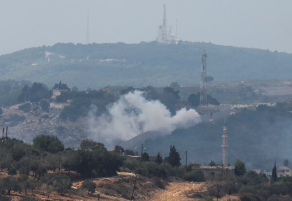 Khói bốc lên từ làng Dhayra sau cuộc pháo kích của Israel được chụp lại từ phía thị trấn Marwahin của Lebanon, gần biên giới với Israel, miền nam Lebanon, hôm 11/10/2023. (Ảnh: Mohamed Azakir/Reuters)