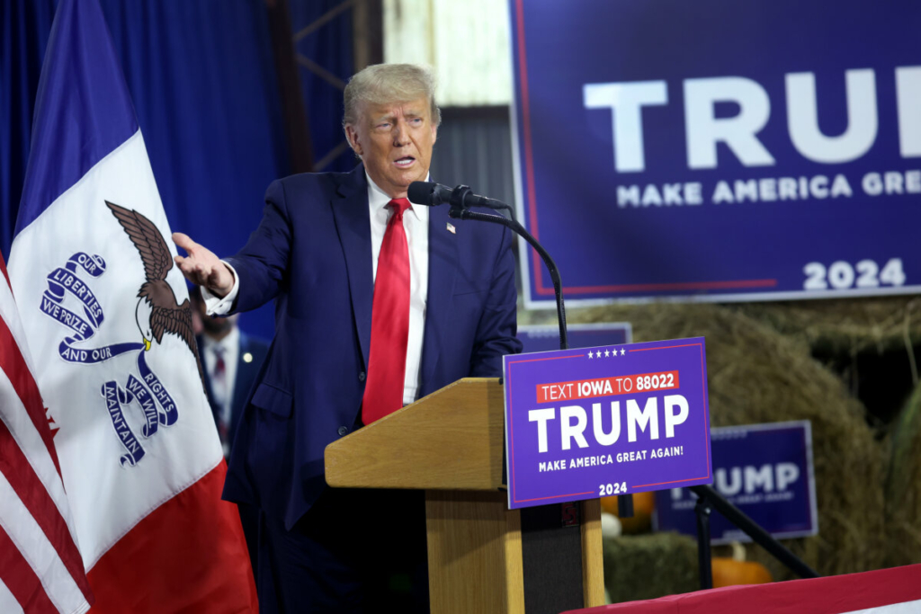 Ứng cử viên tổng thống của Đảng Cộng Hòa, cựu TT Donald Trump có bài thuyết nói với các vị khách trong một sự kiện tranh cử tại Khu hội chợ Quận Dallas ở Adel, Iowa, hôm 16/10/2023. (Ảnh: Scott Olson/Getty Images)