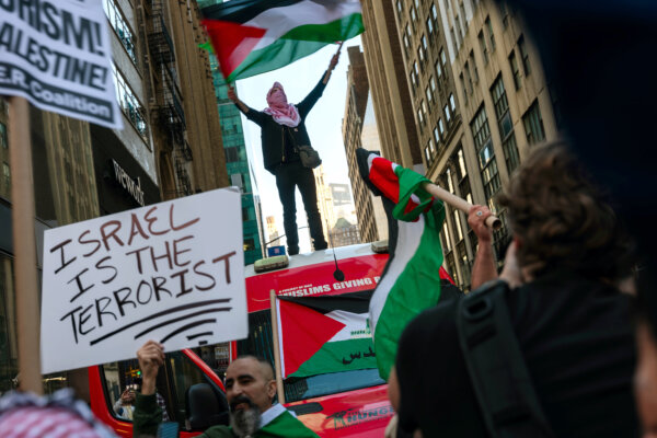 Những người ủng hộ Palestine tham gia một cuộc biểu tình ở Quảng trường Thời Đại để phản đối chiến tranh Israel-Hamas, hôm 13/10/2023 tại thành phố New York. (Ảnh: Spencer Platt/Getty Images)