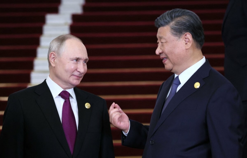 Tổng thống Nga Vladimir Putin và nhà lãnh đạo Trung Quốc Tập Cận Bình trò chuyện trong buổi lễ chào mừng tại Diễn đàn Vành đai và Con đường lần thứ ba ở Bắc Kinh, hôm 17/10/2023. (Ảnh: Sergei Savostyanov/Pool/AFP qua Getty Images)