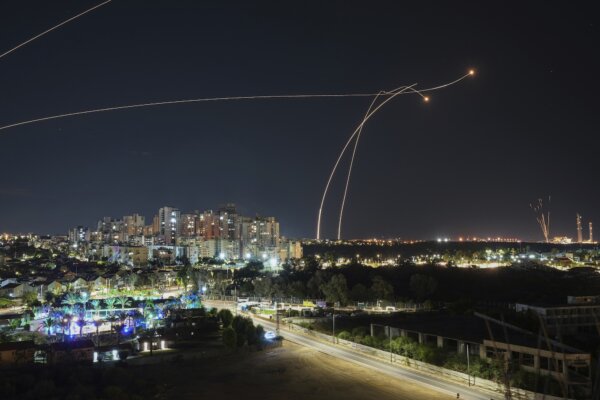 Hệ thống phòng không Vòm Sắt (Iron Dome) của Israel chặn một hỏa tiễn phóng từ Dải Gaza, ở Ashkelon, Israel, hôm 17/10/2023. (Ảnh: Tsafrir Abayov/AP Photo)