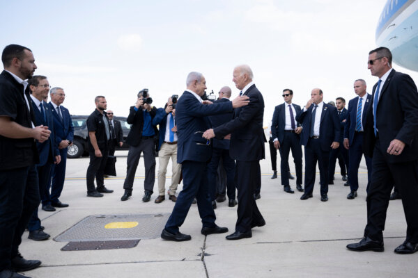 Thủ tướng Israel Benjamin Netanyahu (Trái) chào đón Tổng thống Hoa Kỳ Joe Biden khi ông đến phi trường Ben Gurion của Tel Aviv hôm 18/10/2023. (Ảnh: Brendan Smialowski/AFP qua Getty Images)