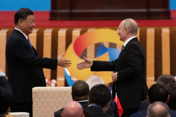 Lãnh đạo Trung Quốc Tập Cận Bình (Trái) bắt tay Tổng thống Nga Vladimir Putin trong lễ khai mạc Diễn đàn Hợp tác Quốc tế Vành đai và Con đường lần thứ ba tại Đại lễ đường Nhân dân ở Bắc Kinh hôm 18/10/2023. (Ảnh: Pedro Pardo/AFP qua Getty Images)