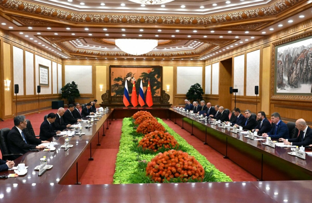Tổng thống Nga Vladimir Putin (thứ 6 bên phải), lãnh đạo Trung Quốc Tập Cận Bình (thứ 4 bên trái), và các thành viên phái đoàn của cả hai nước đang gặp nhau tại Bắc Kinh hôm 18/10/2023. (Ảnh: Sergei Guneyev/Pool/AFP qua Getty Images)