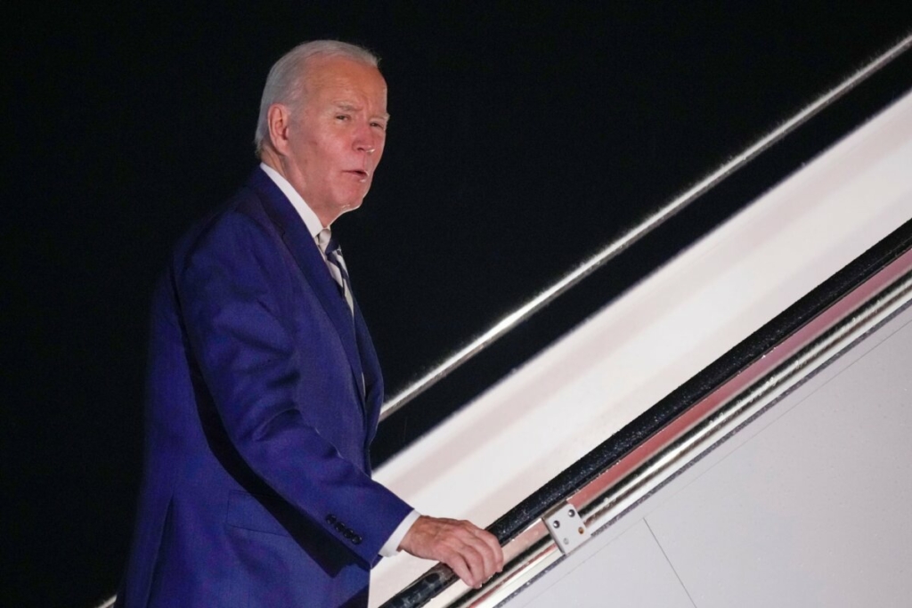 Tổng thống Joe Biden trả lời các câu hỏi khi lên chiếc Không Lực Một tại Căn cứ Không quân Andrews, Maryland, để đi đến Bãi biển Rehoboth, Delaware, hôm 20/10/2023. (Ảnh: Andrew Harnik/AP)