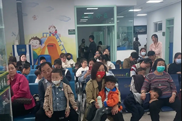 Cha mẹ đang ngồi chờ cùng con để con được vào điều trị tại một bệnh viện nhi ở Trung Quốc hôm 19/10/2023. (Ảnh: Ảnh chụp màn hình qua The Epoch Times)