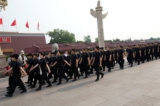 Cảnh vệ diễn hành trước Cổng Thiên An Môn ở Bắc Kinh vào thứ Bảy, ngày 31/05/2014. Một phần tư thế kỷ sau khi đàn áp phong trào ủng hộ dân chủ tại Quảng trường Thiên An Môn, ĐCSTQ thực hiện một loạt các biện pháp nhằm ngăn chặn những người bất đồng chính kiến ​​và ngăn chặn các cuộc biểu tình. Các biện pháp này bao gồm từ việc giám sát phức tạp và rộng rãi các cuộc tranh luận trực tuyến và kiểm soát truyền thông đến việc sách nhiễu thường xuyên và tương đối đơn giản đối với những người chỉ trích chính quyền cũng như duy trì một lực lượng an ninh nội địa rất lớn. (Ảnh: AP Photo/Alexander F. Yuan)