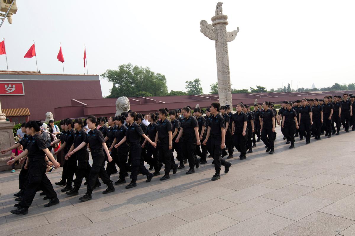 Cảnh vệ diễn hành trước Cổng Thiên An Môn ở Bắc Kinh vào thứ Bảy, ngày 31/05/2014. Một phần tư thế kỷ sau khi đàn áp phong trào ủng hộ dân chủ tại Quảng trường Thiên An Môn, ĐCSTQ thực hiện một loạt các biện pháp nhằm ngăn chặn những người bất đồng chính kiến ​​và ngăn chặn các cuộc biểu tình. Các biện pháp này bao gồm từ việc giám sát phức tạp và rộng rãi các cuộc tranh luận trực tuyến và kiểm soát truyền thông đến việc sách nhiễu thường xuyên và tương đối đơn giản đối với những người chỉ trích chính quyền cũng như duy trì một lực lượng an ninh nội địa rất lớn. (Ảnh: AP Photo/Alexander F. Yuan)