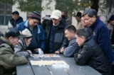 Những người dân chơi cờ tướng tại Công viên Columbus trong khu phố Tàu, Manhattan, New York, vào ngày 23/11/2014. (Ảnh: Samira Bouaou/The Epoch Times)