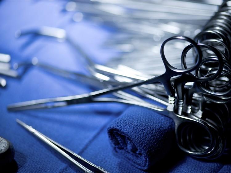 Kẹp, kéo, và các dụng cụ phẫu thuật khác được sử dụng trong phòng phẫu thuật để ghép thận. (Ảnh: Brendan Smialowski/AFP/Getty Images)
