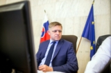 Thủ tướng Slovakia Robert Fico ngồi vào ghế trong cuộc họp chính phủ ở Bratislava, Slovakia, vào ngày 30/06/2016. Slovakia sẽ đảm nhận chức vụ chủ tịch Liên minh  u Châu trong vòng sáu tháng từ tháng 07/2016. (Ảnh: AP Photo/Bundas Engler)