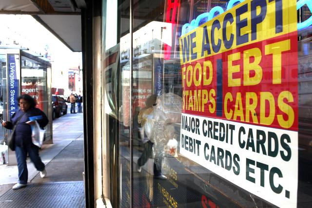 Một tấm biển trên cửa sổ một khu chợ quảng cáo việc chấp nhận phiếu thực phẩm ở thành phố New York vào ngày 07/10/2010. (Ảnh: Spencer Platt/Getty Images)