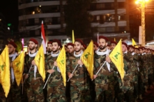 Các chiến binh thuộc nhóm Hezbollah dòng Shiite của Lebanon diễn hành trong một cuộc duyệt binh ở vùng ngoại ô phía nam thủ đô Beirut, để đánh dấu Ngày Quốc tế al-Quds (Jerusalem), vào ngày 31/05/2019. (Ảnh: Anwar Amro/AFP/Getty Images)