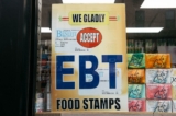 Một tấm biển thông báo cho khách hàng về chương trình phúc lợi phiếu thực phẩm SNAP tại một cửa hàng bách hóa ở thành phố New York hôm 05/12/2019. (Ảnh: Scott Heins/Getty Images)
