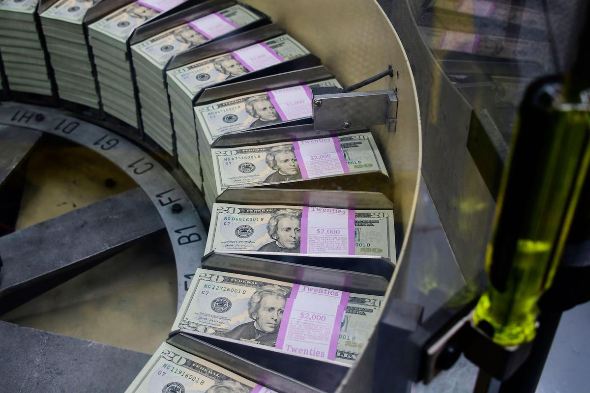 Những tờ tiền mệnh giá 20 USD mới in được buộc thành tập tại Cục Ấn loát Bộ Ngân khố Hoa Kỳ (BEP) ở Hoa Thịnh Đốn, vào ngày 20/07/2018. (Ảnh: Eva Hambach/AFP qua Getty Images)