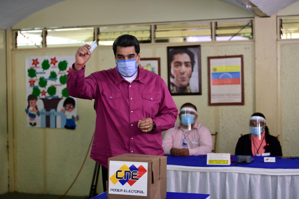 Tổng thống Venezuela Nicolás Maduro bỏ phiếu tại một điểm bỏ phiếu tại trường Simon Rodriguez ở Fuerte Tiuna, Caracas, Venezuela, vào ngày 06/12/2020 trong cuộc bầu cử lập pháp của nước này. (Ảnh: Yuri Cortez/AFP qua Getty Images)