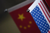 Quốc kỳ Trung Quốc và Hoa Kỳ được trưng bày tại một công ty ở Bắc Kinh, Trung Quốc, ngày 16/08/2017. (Ảnh: Wang Zhao/AFP/Getty Images)
