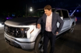 Ông Jim Farley, Giám đốc điều hành của Ford Motor Company, chụp ảnh với chiếc xe tải hiệu suất F-150 Lightning chạy hoàn toàn bằng điện mới trong buổi ra mắt tại Trụ sở Ford World ở Dearborn, Michigan hôm 19/05/2021. (Ảnh: Bill Pugliano/Getty Images)
