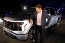 Ông Jim Farley, Giám đốc điều hành của Ford Motor Company, chụp ảnh với chiếc xe tải hiệu suất F-150 Lightning chạy hoàn toàn bằng điện mới trong buổi ra mắt tại Trụ sở Ford World ở Dearborn, Michigan hôm 19/05/2021. (Ảnh: Bill Pugliano/Getty Images)