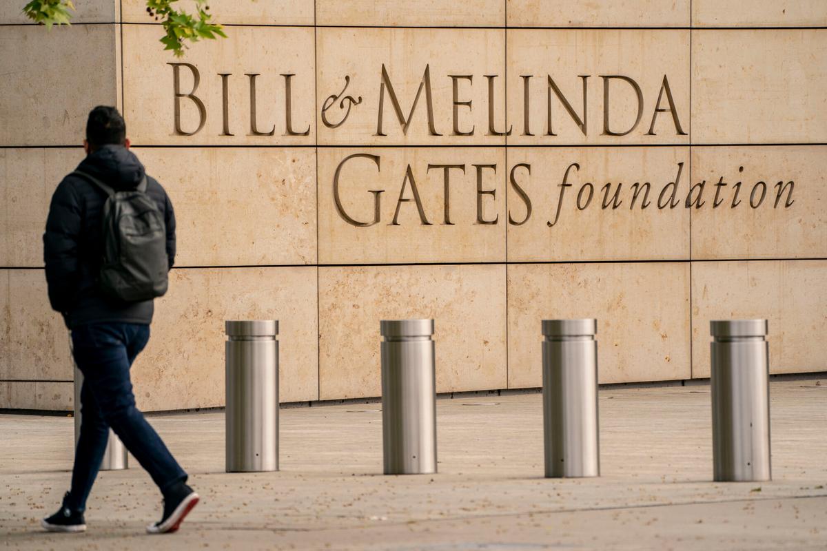Một khách bộ hành đi ngang qua Bill & Melinda Gates Foundation ở Seattle, Hoa Thịnh Đốn, vào ngày 04/05/2021. (Ảnh: David Ryder/Getty Images)
