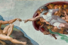 Kiệt tác của nghệ thuật gia Michelangelo trong Nhà nguyện Sistine có thể được xem là đỉnh cao của thời kỳ Phục hưng Ý, nhưng không tách rời khỏi những tác phẩm của thời Trung cổ. Tác phẩm “The Creation of Adam” (Chúa Trời tạo ra Adam), 1508–1512, thành Vatican. (Ảnh: Tài liệu công cộng)