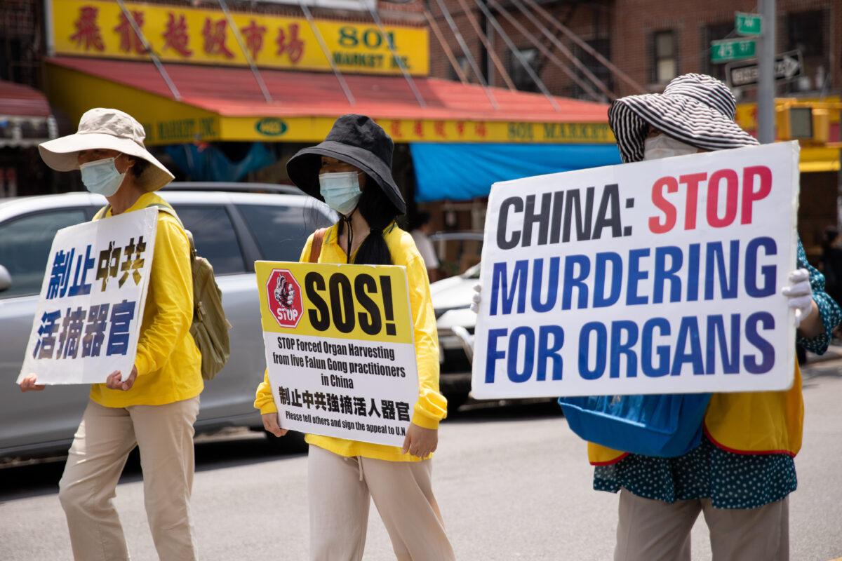 Các học viên Pháp Luân Công tham gia cuộc diễn hành đánh dấu 22 năm cuộc đàn áp Pháp Luân Công ở Trung Quốc, tại Brooklyn, New York, vào ngày 18/07/2021. (Ảnh: Chung I Ho/The Epoch Times)