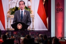 Tổng thống Indonesia Joko Widodo (trên màn hình) đọc diễn văn khai mạc tại lễ khai mạc cuộc họp các bộ trưởng tài chính G20 ở Jakarta, Indonesia, vào ngày 17/02/2022. (Ảnh: Bay Ismoyo/AFP/Getty Images)