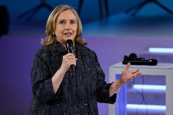 Cựu Ngoại trưởng Hillary Clinton có bài diễn thuyết trong phiên khai mạc Diễn đàn Bình đẳng Thế hệ, ở Paris vào ngày 30/06/2021. (Ảnh: Ludovic Marin/AFP qua Getty Images)