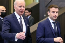 Tổng thống Hoa Kỳ Joe Biden (trái) và Tổng thống Pháp Emmanuel Macron đến tham dự một cuộc họp của Hội đồng Bắc Đại Tây Dương trong một hội nghị thượng đỉnh NATO tại Trụ sở chính của NATO ở Brussels vào ngày 24/03/2022. (Ảnh: Thomas Coex/AFP qua Getty Images)