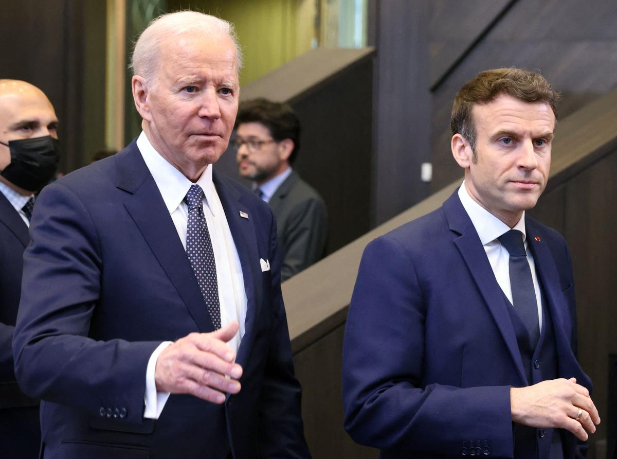 Tổng thống Hoa Kỳ Joe Biden (trái) và Tổng thống Pháp Emmanuel Macron đến tham dự một cuộc họp của Hội đồng Bắc Đại Tây Dương trong một hội nghị thượng đỉnh NATO tại Trụ sở chính của NATO ở Brussels vào ngày 24/03/2022. (Ảnh: Thomas Coex/AFP qua Getty Images)