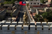 Một bức tượng quân nhân và quốc kỳ Đài Loan trên đỉnh cổng thành hình vòm được xây dựng để tưởng nhớ Trận Cổ Ninh Đầu (Battle of Guningtou) năm 1949, tại quần đảo Kim Môn của Đài Loan vào ngày 20/10/2020. Quần đảo Kim Môn nằm cách bờ biển Trung Quốc đại lục chỉ hai dặm thuộc Eo biển Đài Loan. (Ảnh: Sam Yeh/AFP qua Getty Images)