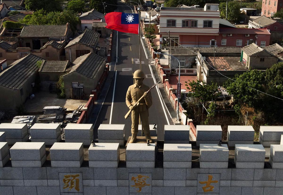 Một bức tượng quân nhân và quốc kỳ Đài Loan trên đỉnh cổng thành hình vòm được xây dựng để tưởng nhớ Trận Cổ Ninh Đầu (Battle of Guningtou) năm 1949, tại quần đảo Kim Môn của Đài Loan vào ngày 20/10/2020. Quần đảo Kim Môn nằm cách bờ biển Trung Quốc đại lục chỉ hai dặm thuộc Eo biển Đài Loan. (Ảnh: Sam Yeh/AFP qua Getty Images)